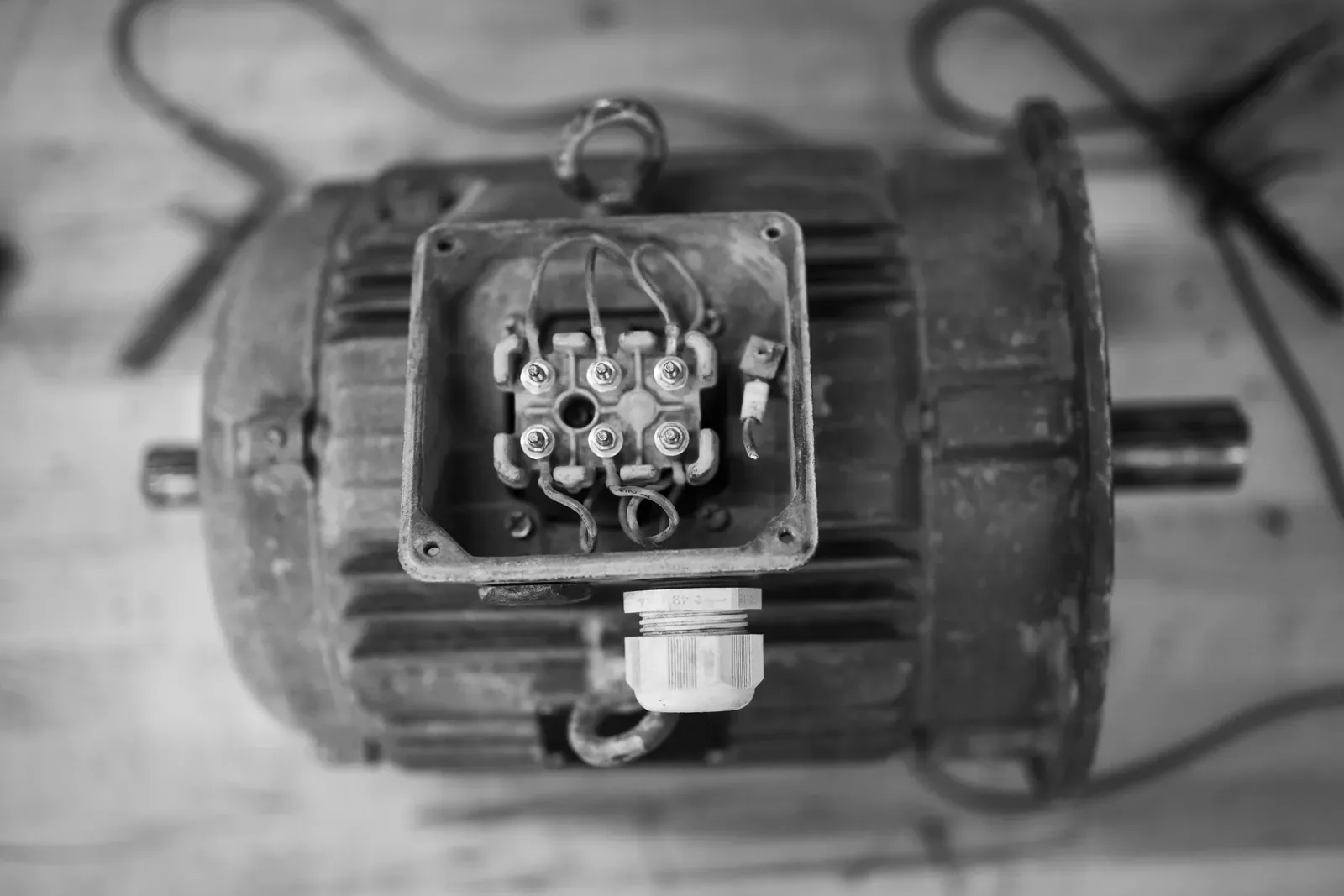 Technicien TCA Industries au travail sur le rebobinage d'un moteur