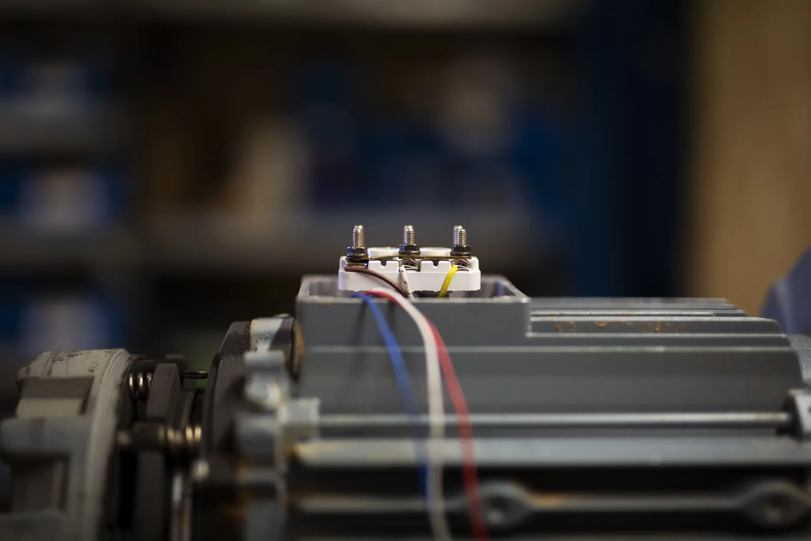 Plaque à bornes d'un moteur électrique triphasé 380V · TCA Industries