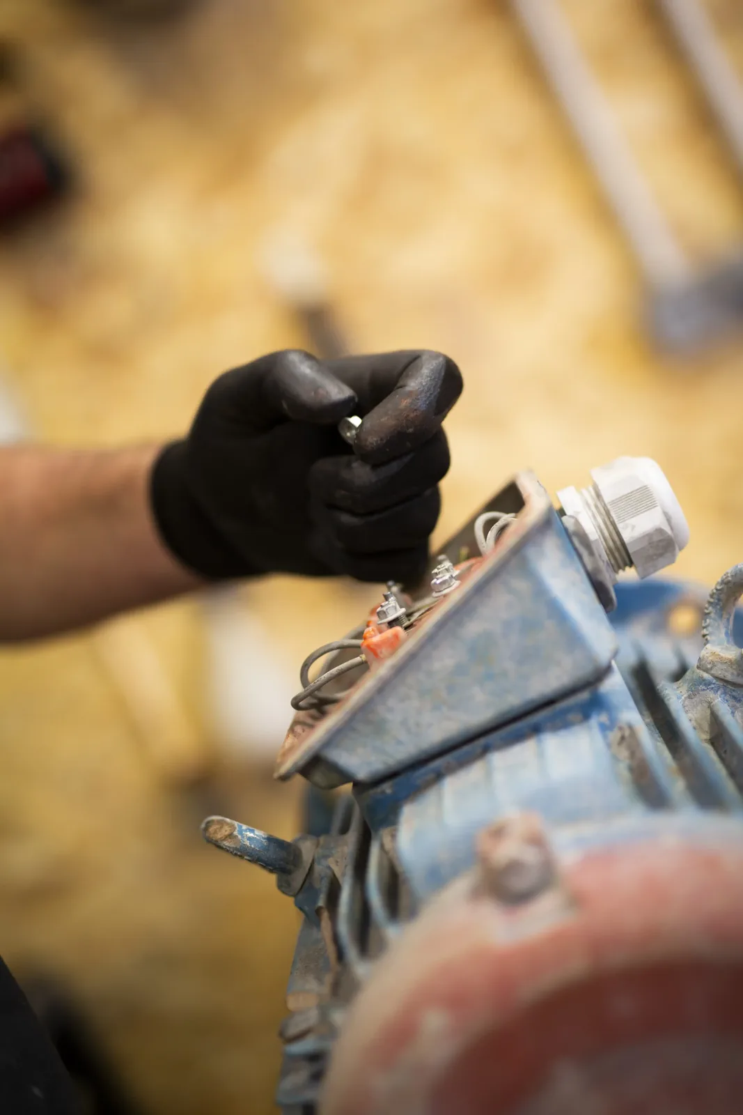 Test électrique sur stator dans l'atelier TCA — équipement de diagnostic professionnel