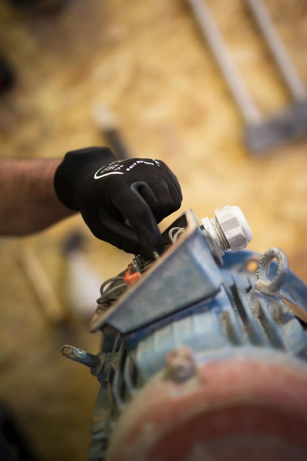 Technicien TCA Industries sur un variateur de vitesse