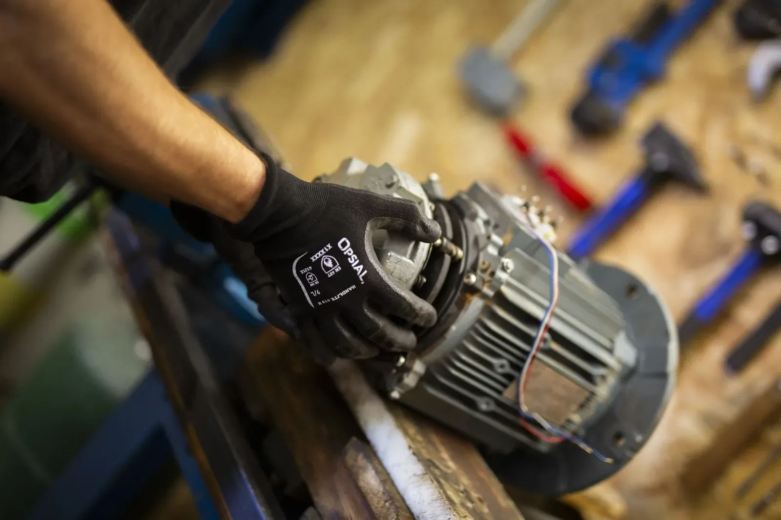 Stator de moteur électrique en cours de bobinage dans l'atelier TCA Industries