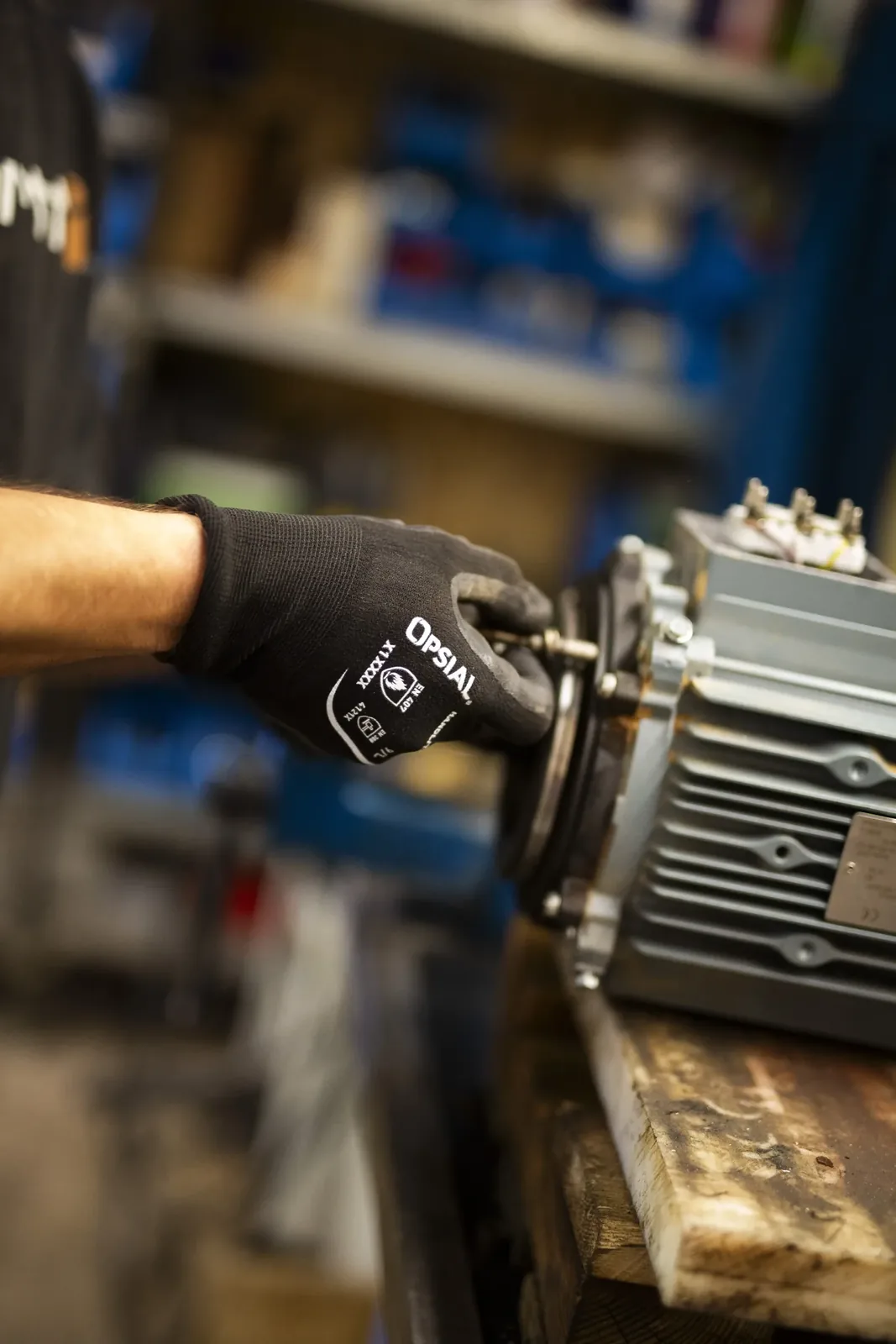 Technicien TCA Industries réparant une pompe pour un particulier
