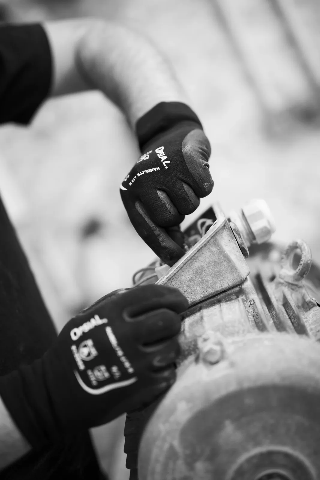 Technicien TCA Industries réalisant le diagnostic d'une pompe de relevage en atelier