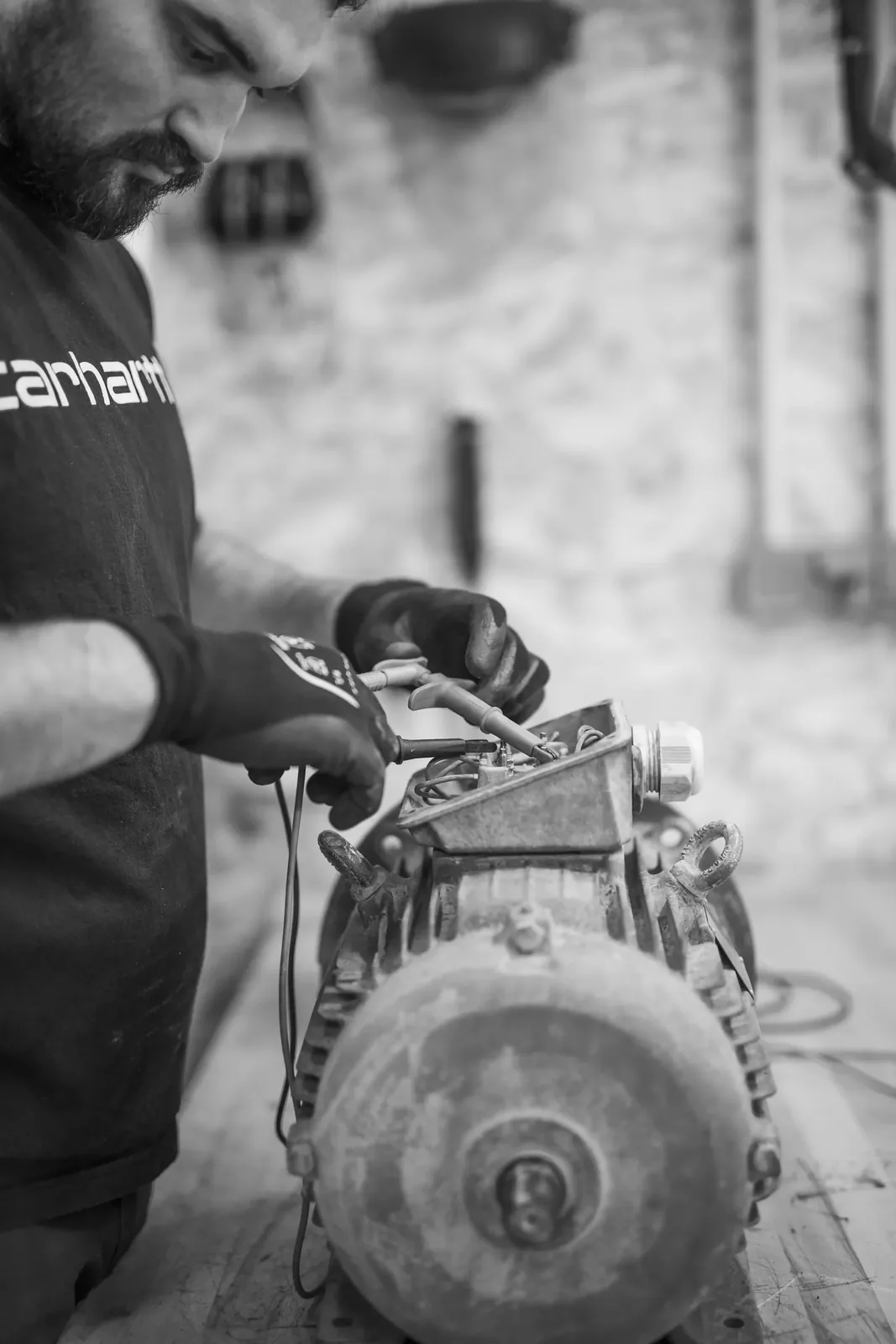 Technicien TCA Industries en réparation dans l'atelier de Clermont-Ferrand