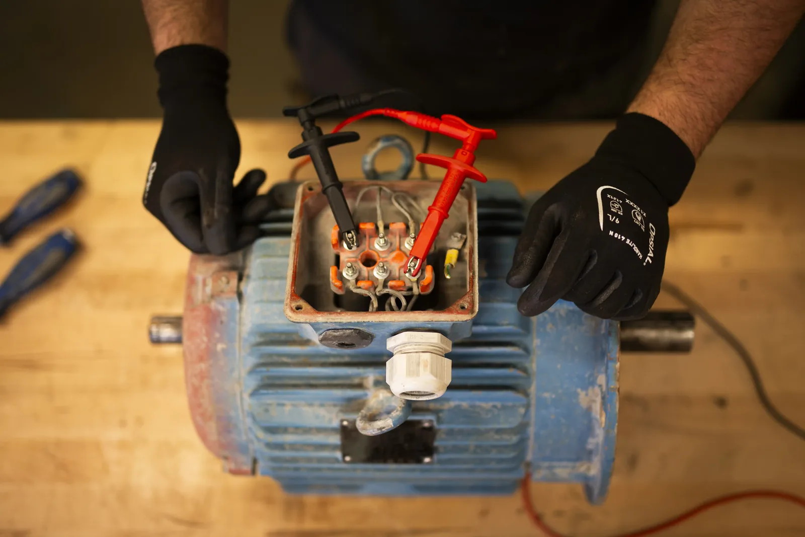 Technicien TCA Industries réparant une pompe immergée dans l'atelier de Clermont-Ferrand