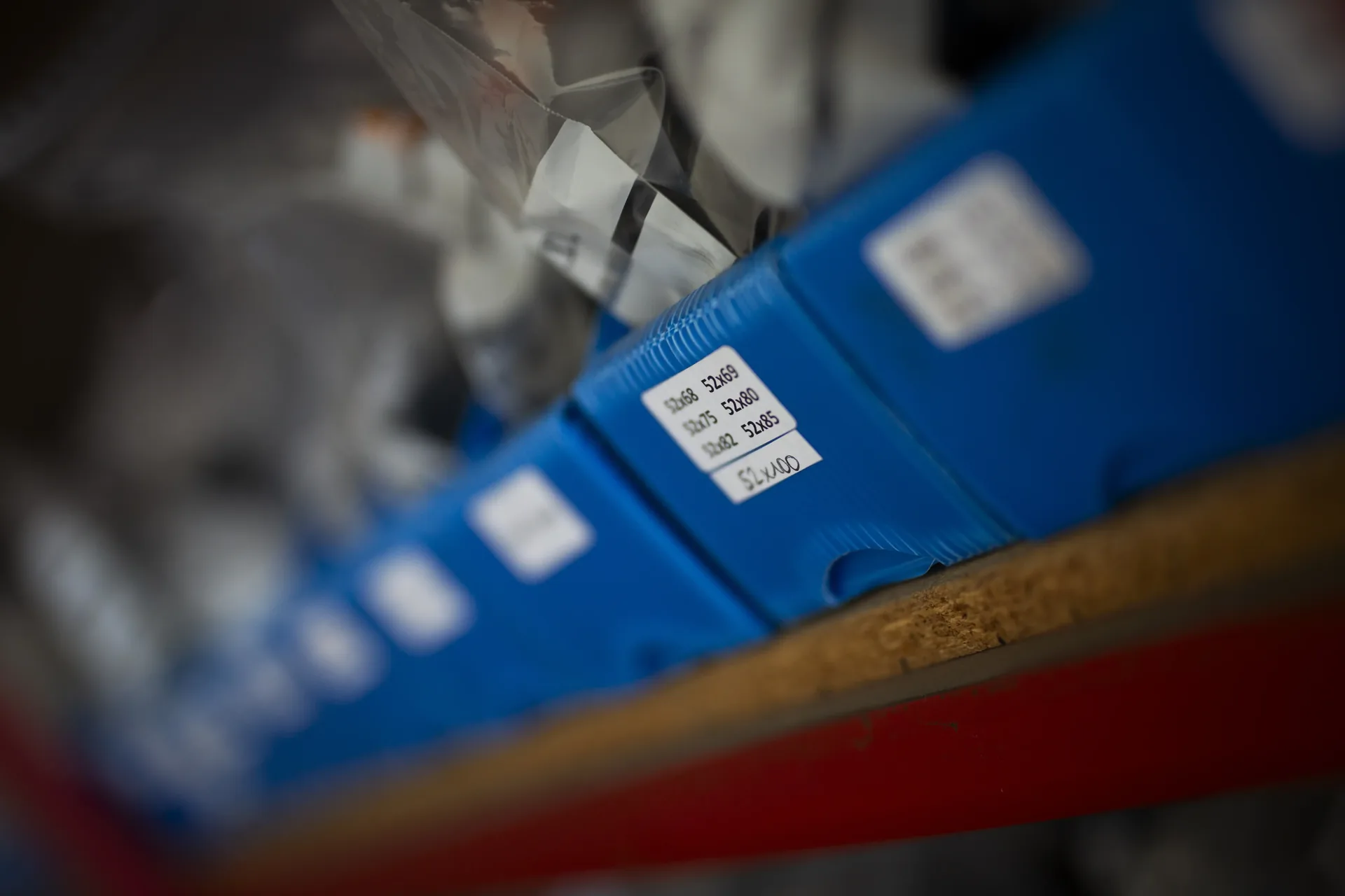 Technicien TCA Industries intervenant sur un moteur électrique dans l'atelier de Clermont-Ferrand