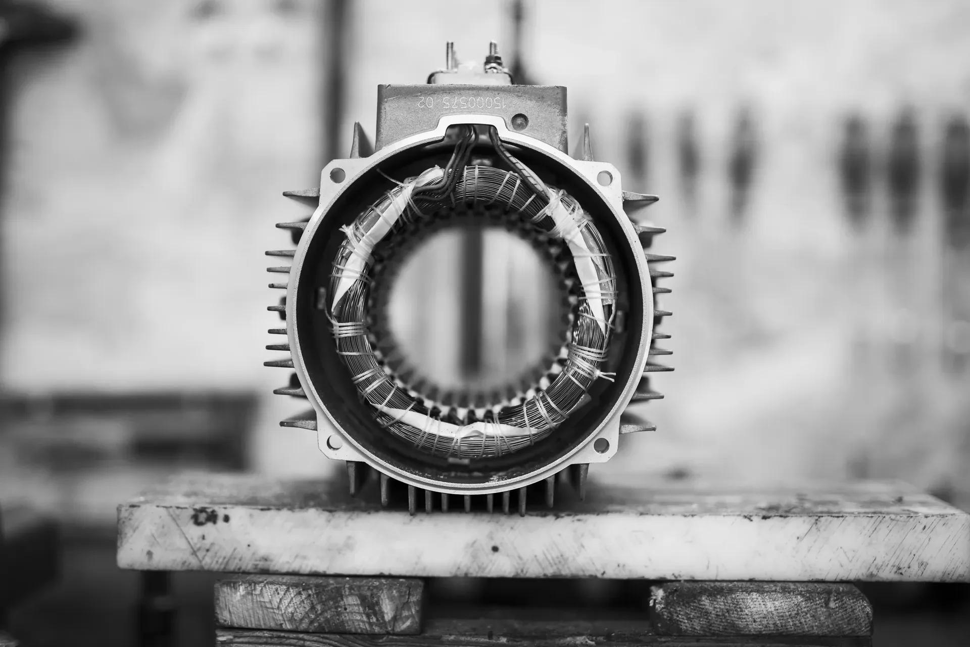 Stator de moteur électrique en cours de bobinage — TCA Industries Clermont-Ferrand